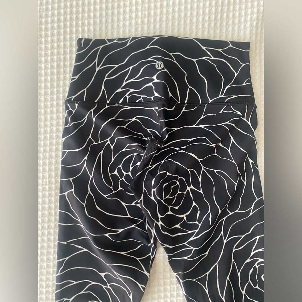 Lululemon rose leggings size 4